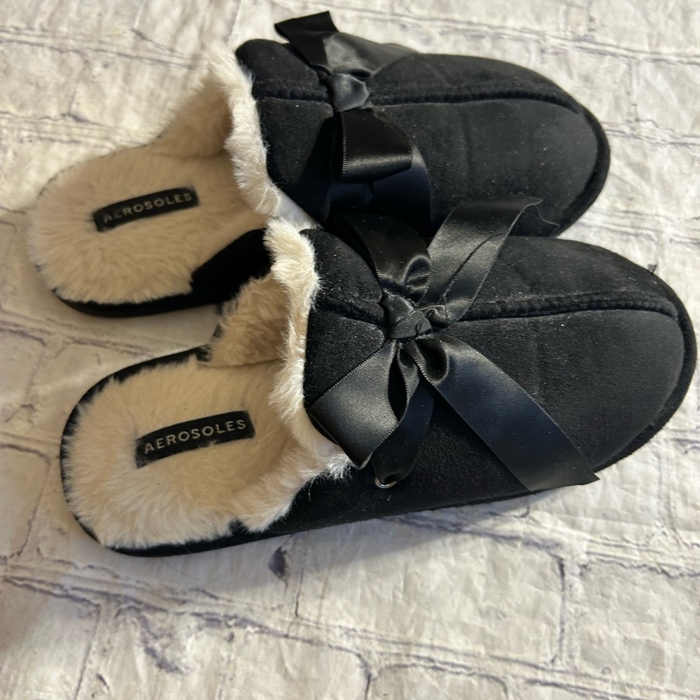 AEROSOLES BLACK WITH FAUX FUR BLACK SATIN BOW SLIPON WOMEN’S SLIPPERS SIZE MED